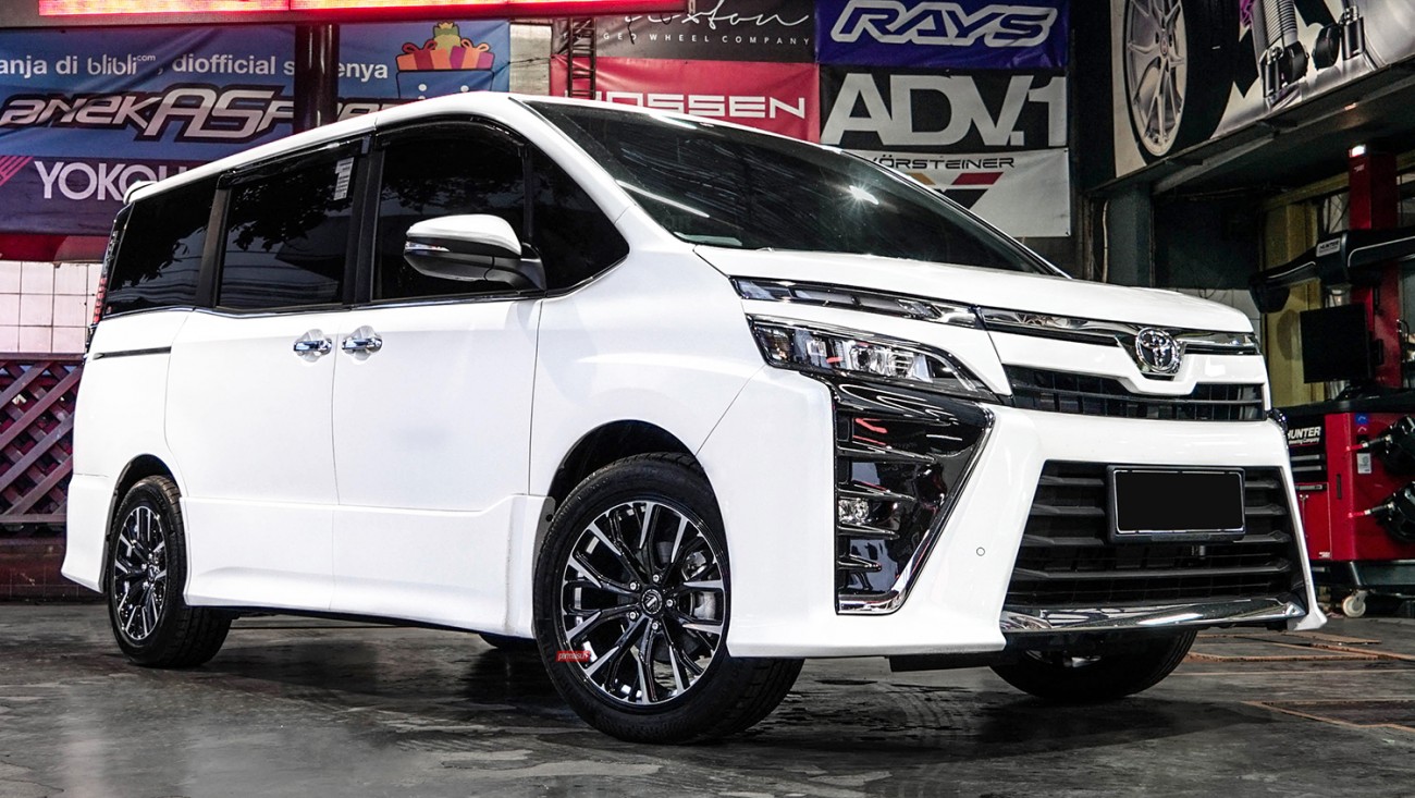 MOMO RF-02+Toyota Voxy R80