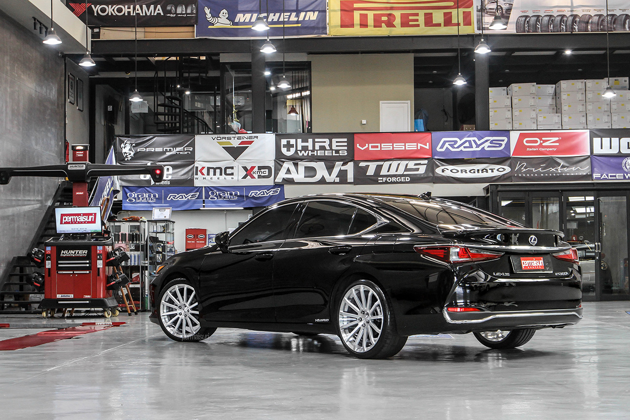 Facewheels Persona with Lexus ES300H