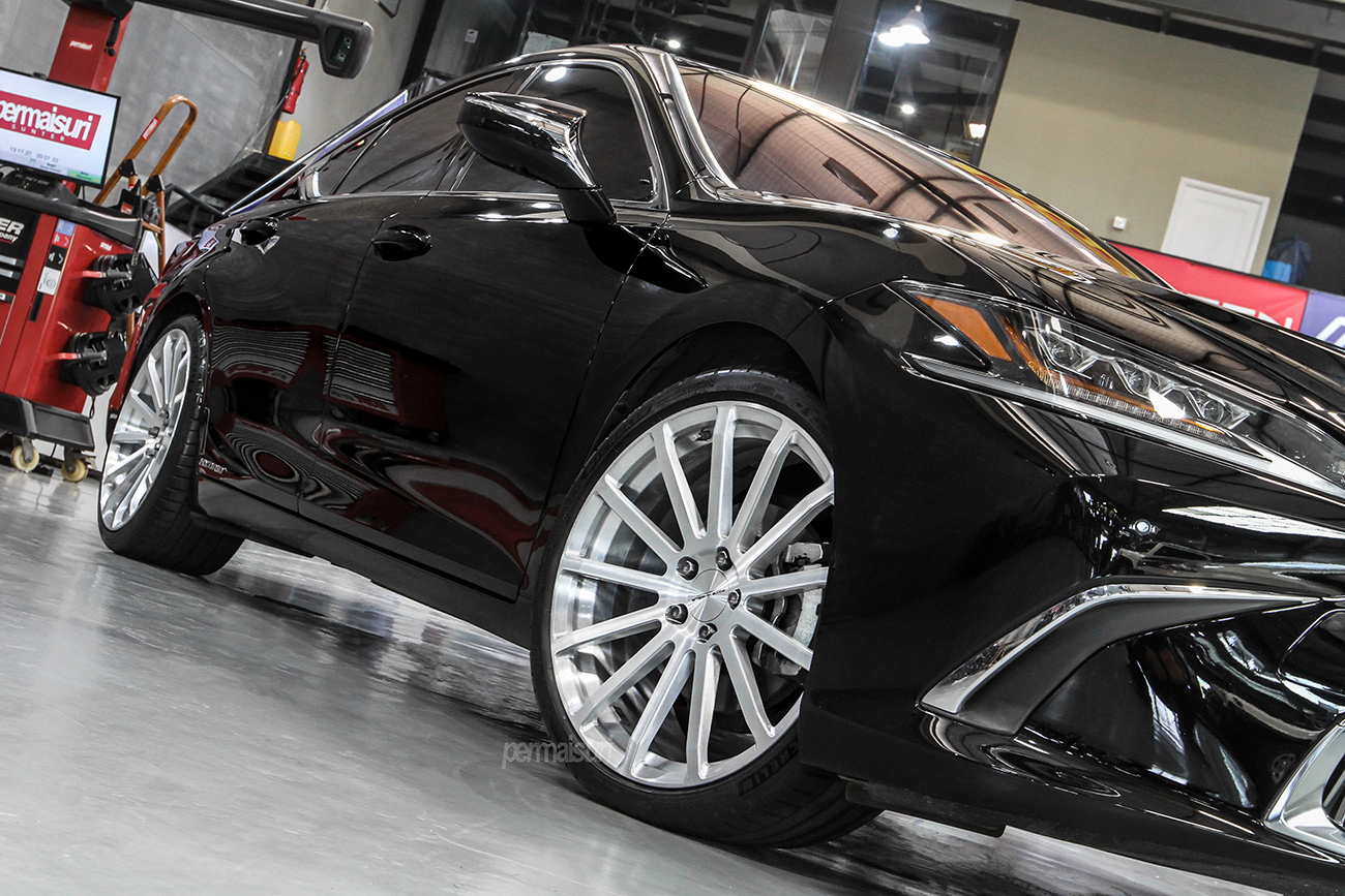 Facewheels Persona with Lexus ES300H