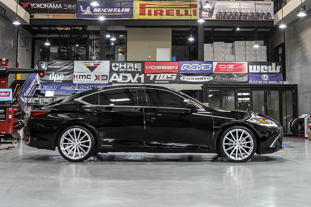 Facewheels Persona with Lexus ES300H