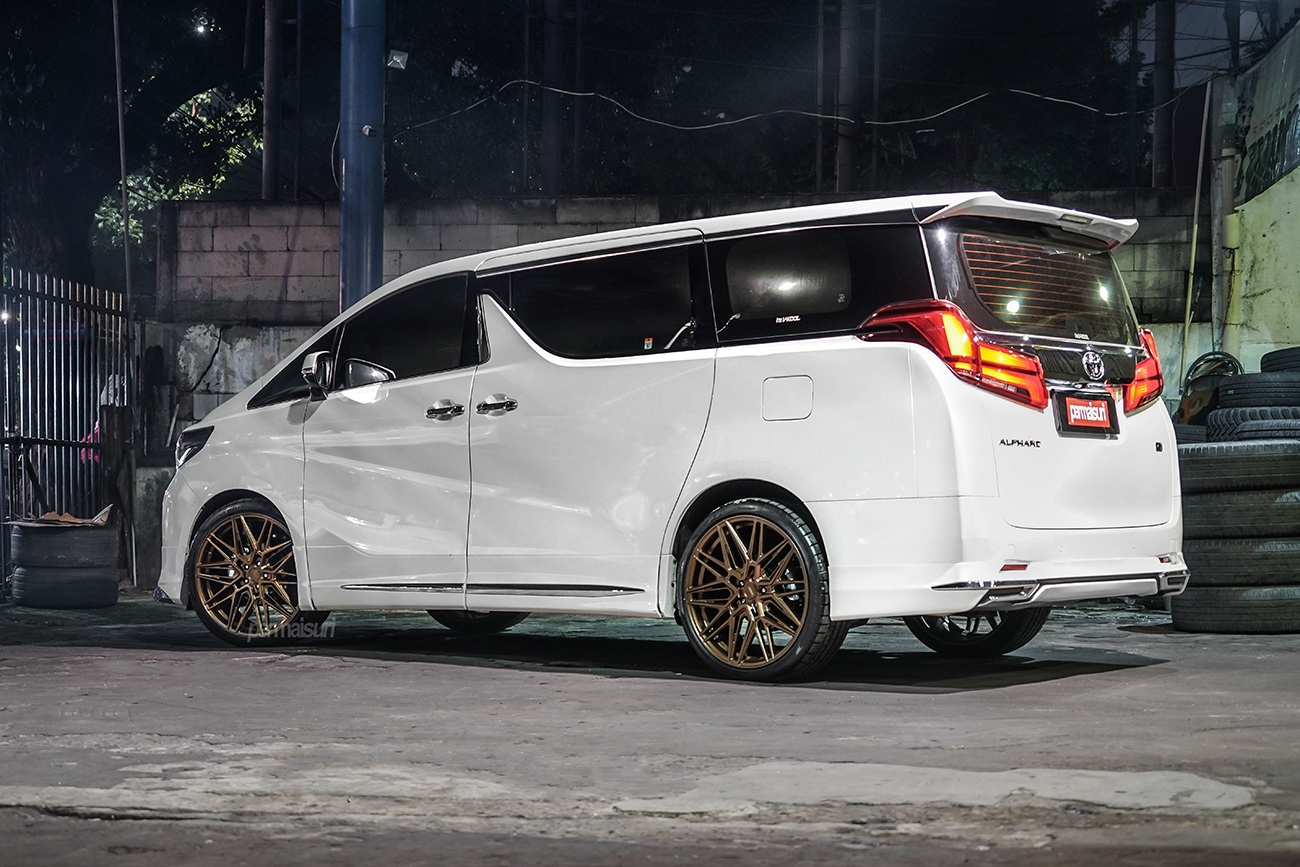 Vossen HF-7 with Toyota Alphard