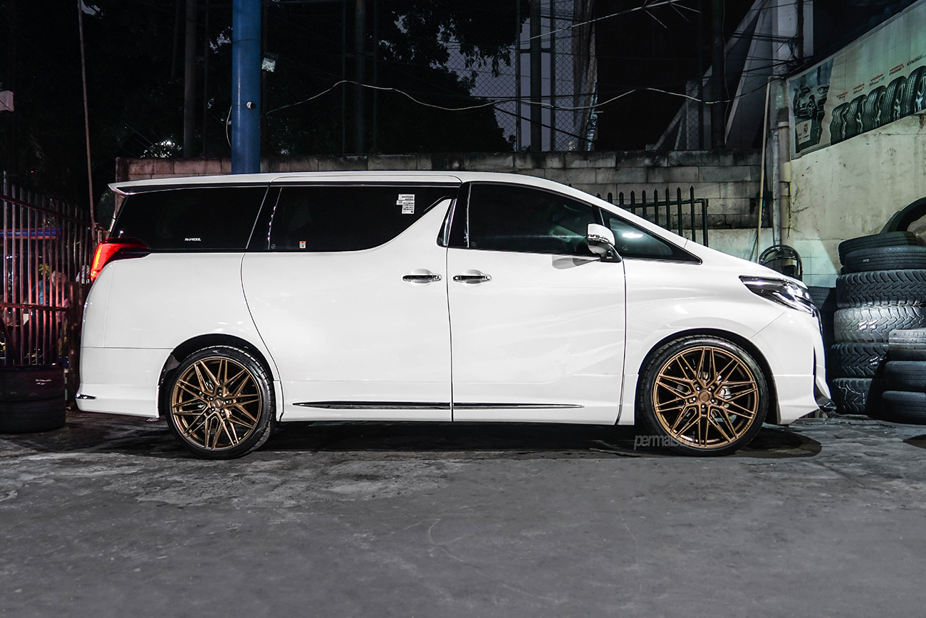 Vossen HF-7 with Toyota Alphard