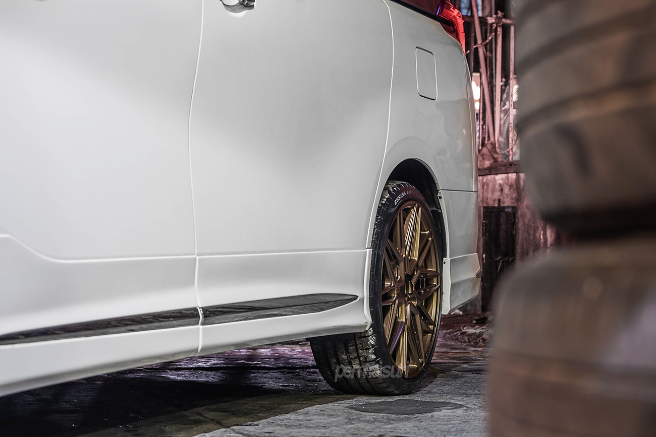 Vossen HF-7 with Toyota Alphard