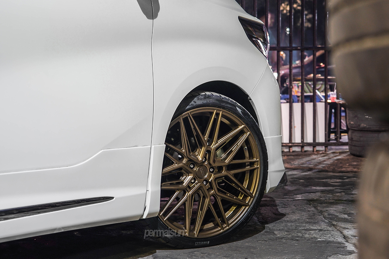 Vossen HF-7 with Toyota Alphard