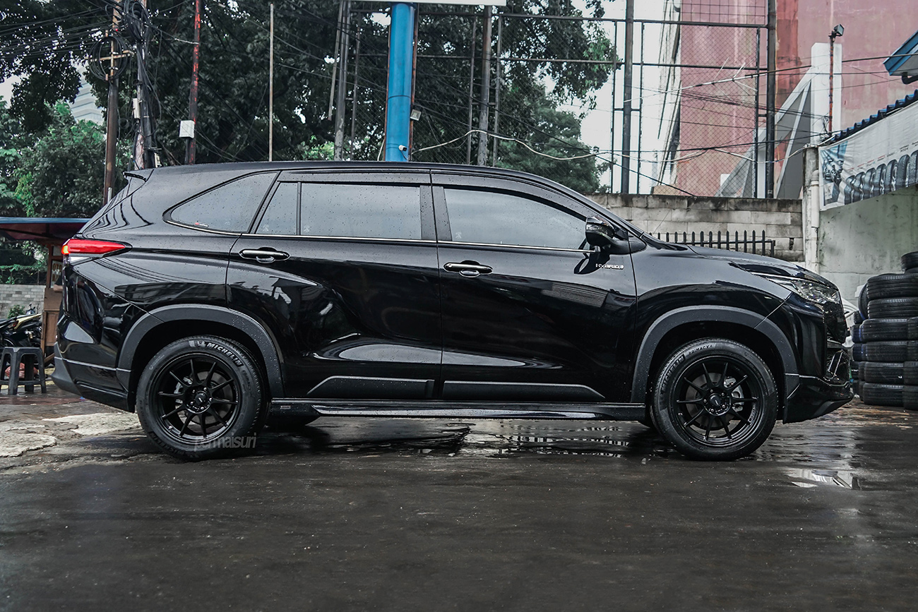 KONIG Dekagram with Toyota Innova Zenix