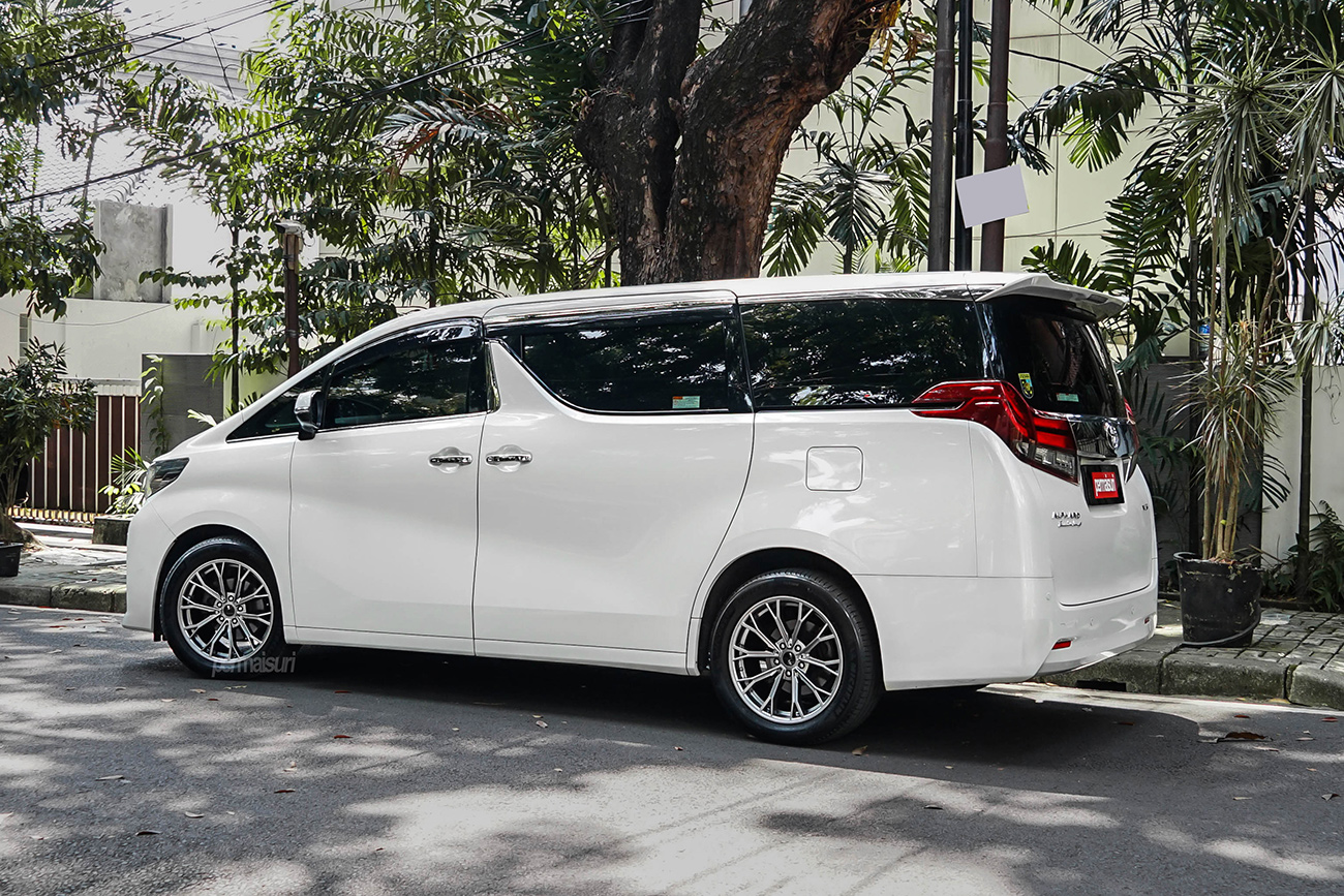 GenZo Barzona with Toyota Alphard