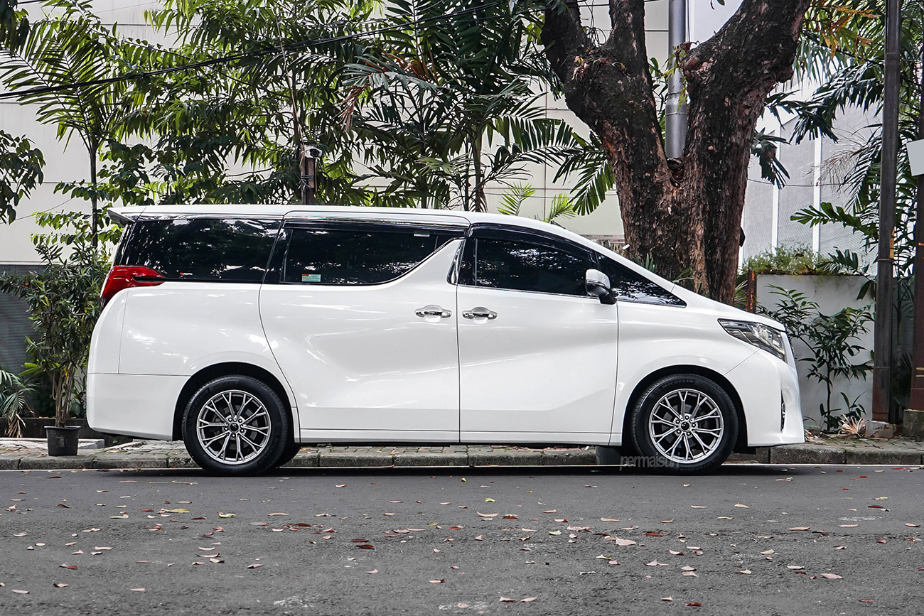 GenZo Barzona with Toyota Alphard