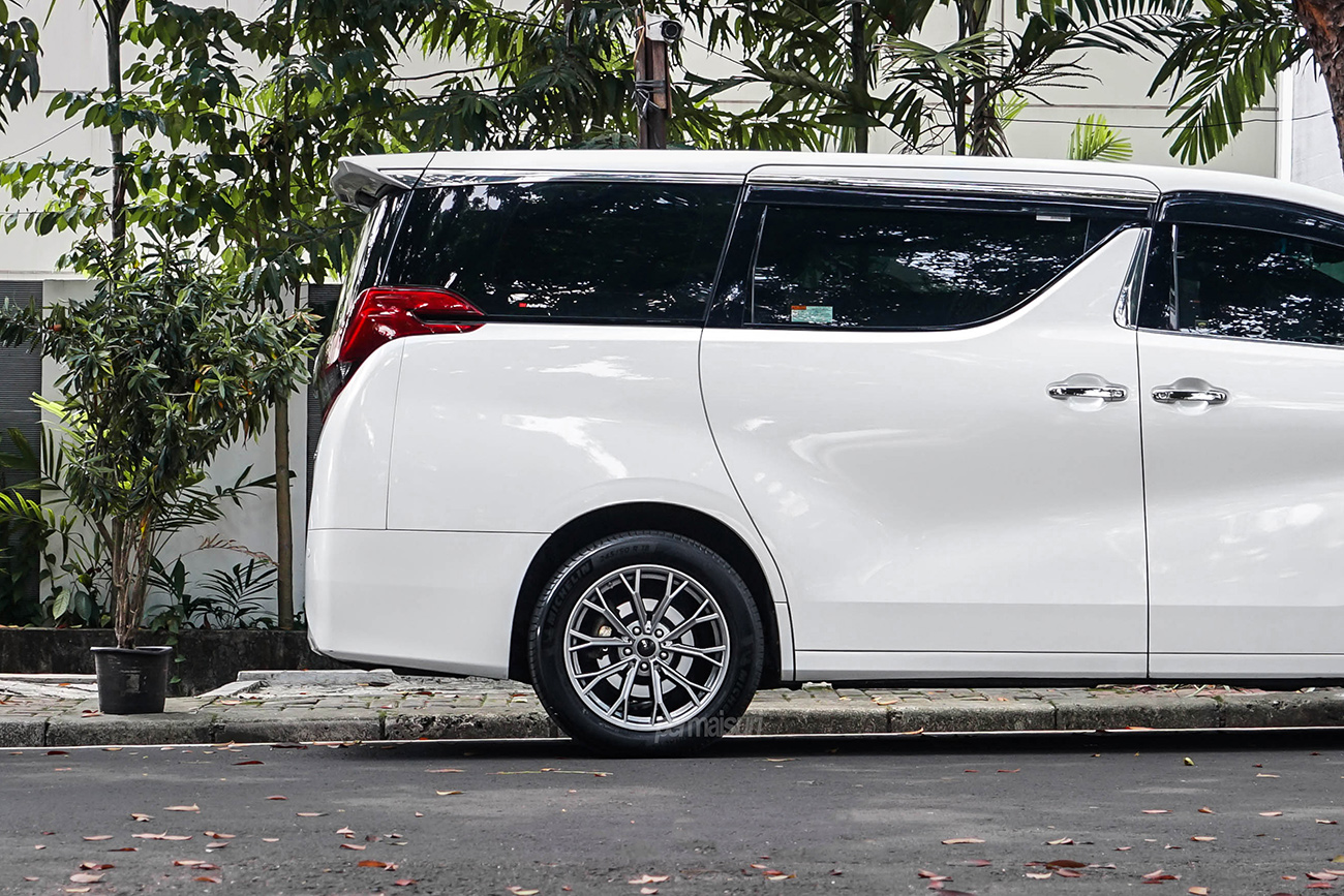 GenZo Barzona with Toyota Alphard