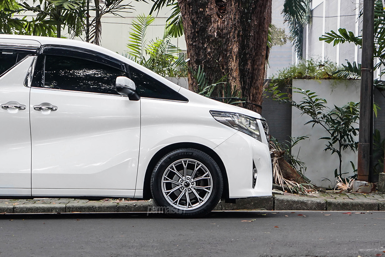 GenZo Barzona with Toyota Alphard