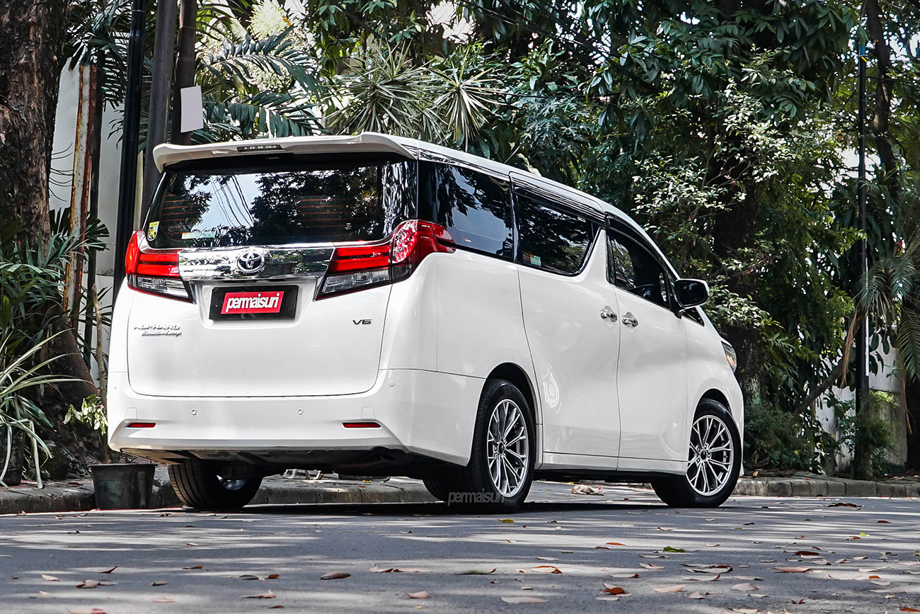 GenZo Barzona with Toyota Alphard