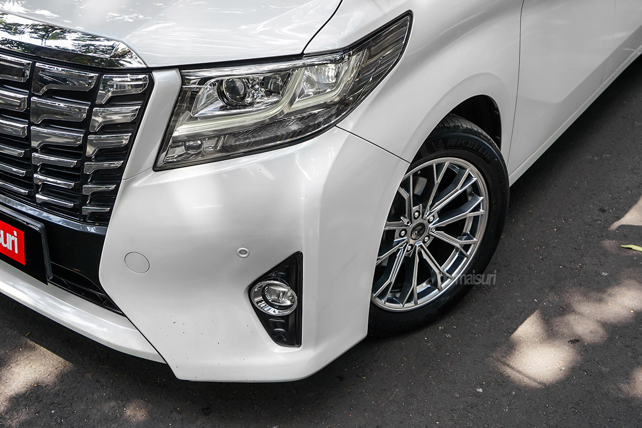 GenZo Barzona with Toyota Alphard