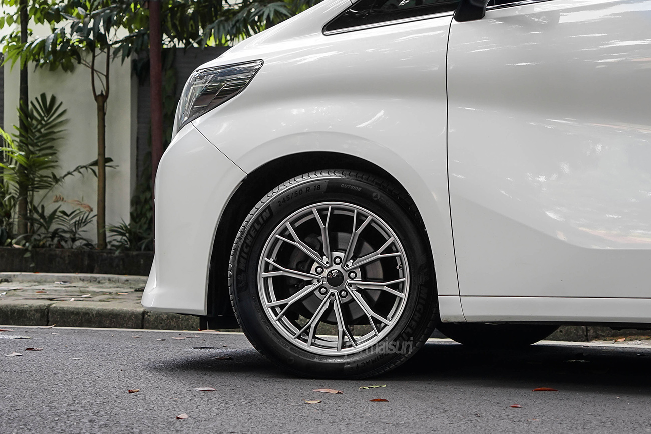 GenZo Barzona with Toyota Alphard