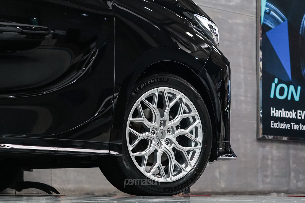 Vossen HF-2 with Lexus LM350