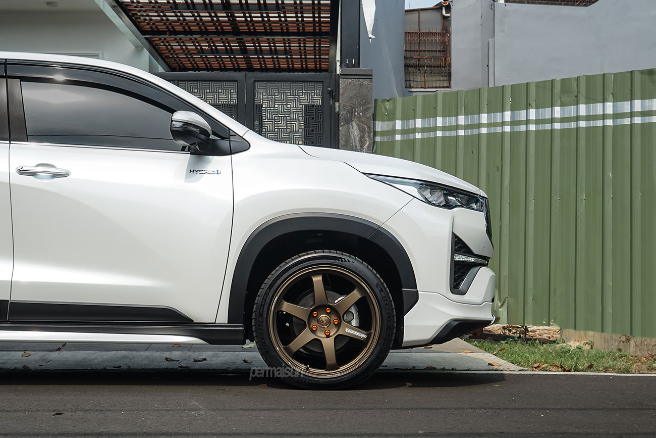 Rays Volk Racing TE37 Ultra M-Spec with Toyota Innova Zenix