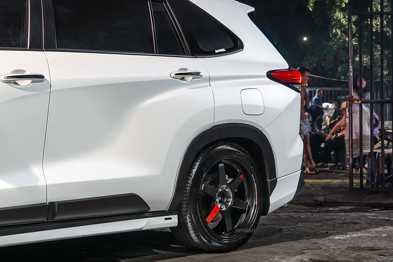 Rays Volk Racing TE37SL Black Edition III with Toyota Innova Zenix