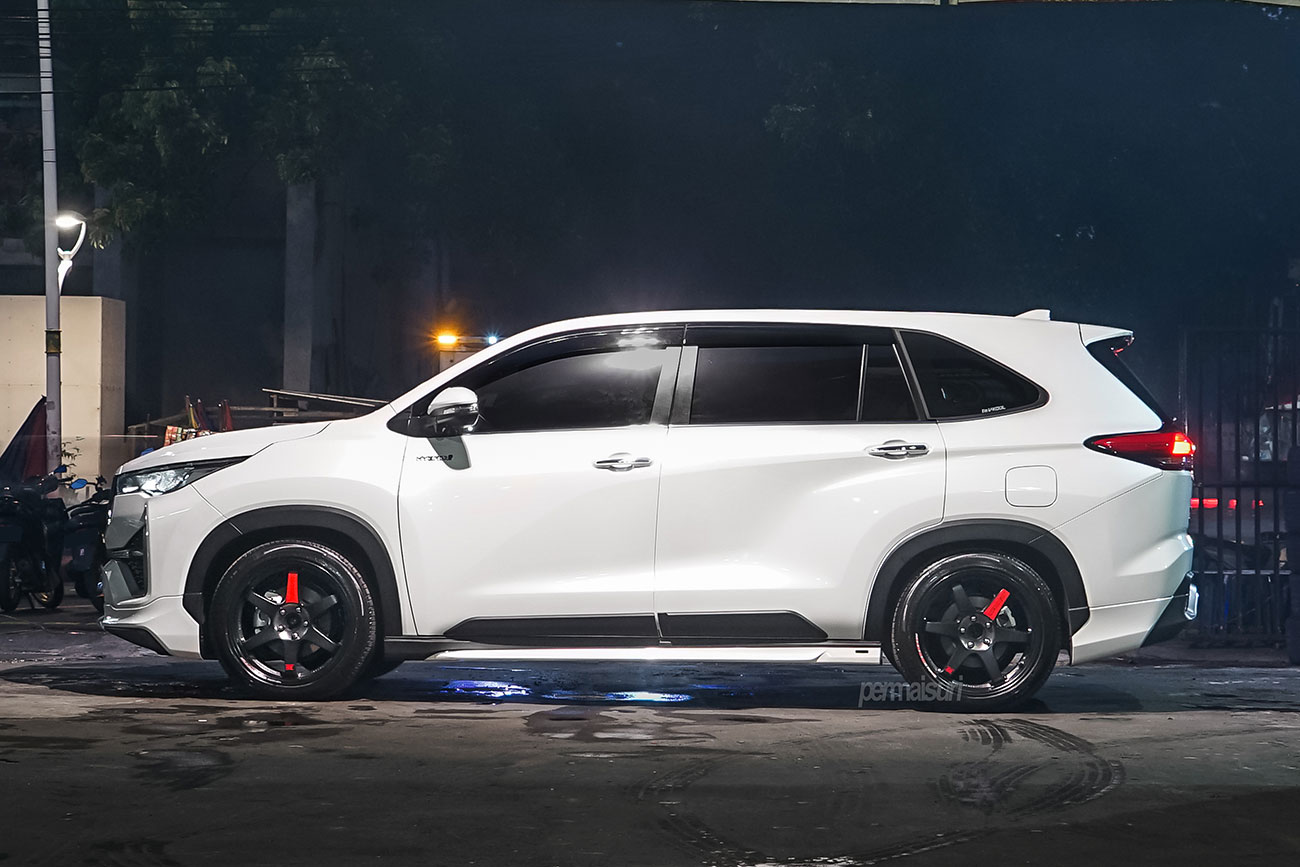 Rays Volk Racing TE37SL Black Edition III with Toyota Innova Zenix