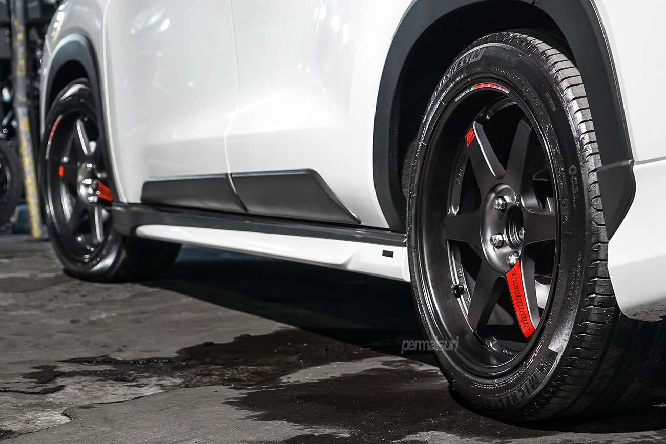 Rays Volk Racing TE37SL Black Edition III with Toyota Innova Zenix