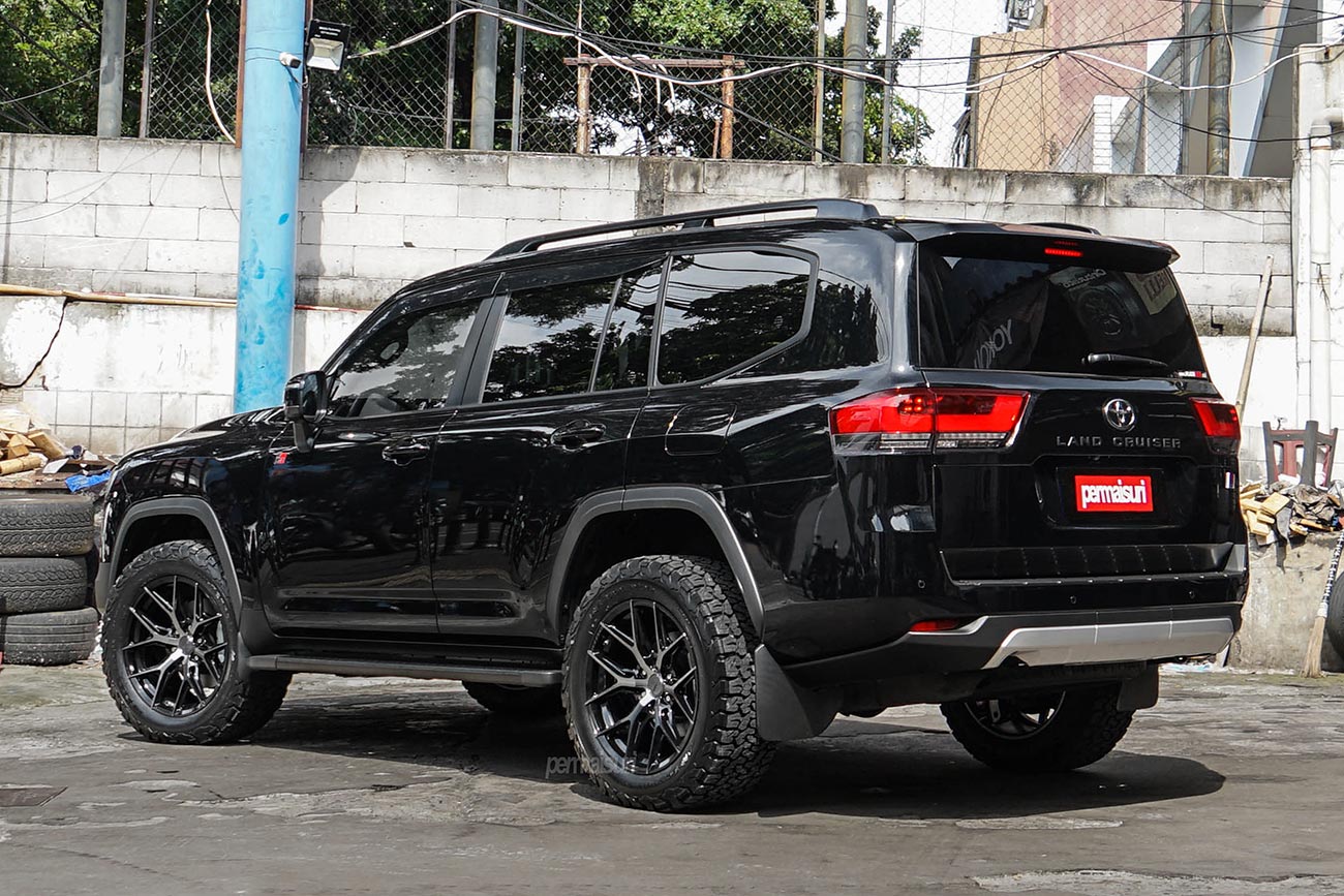Vossen HF6-4 with Toyota Land Cruiser J300
