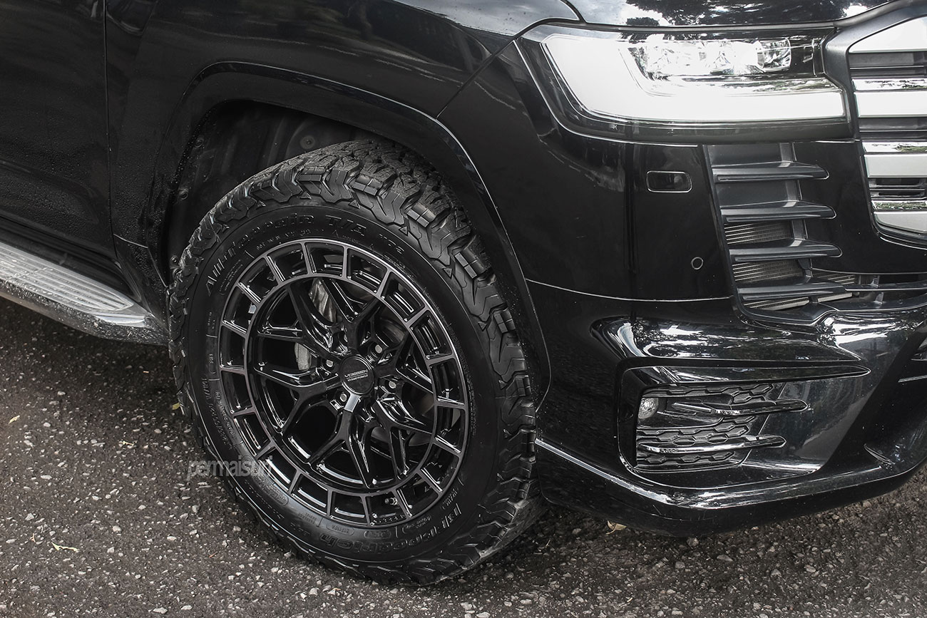 Vossen HFX-1 with Toyota Land Cruiser J300