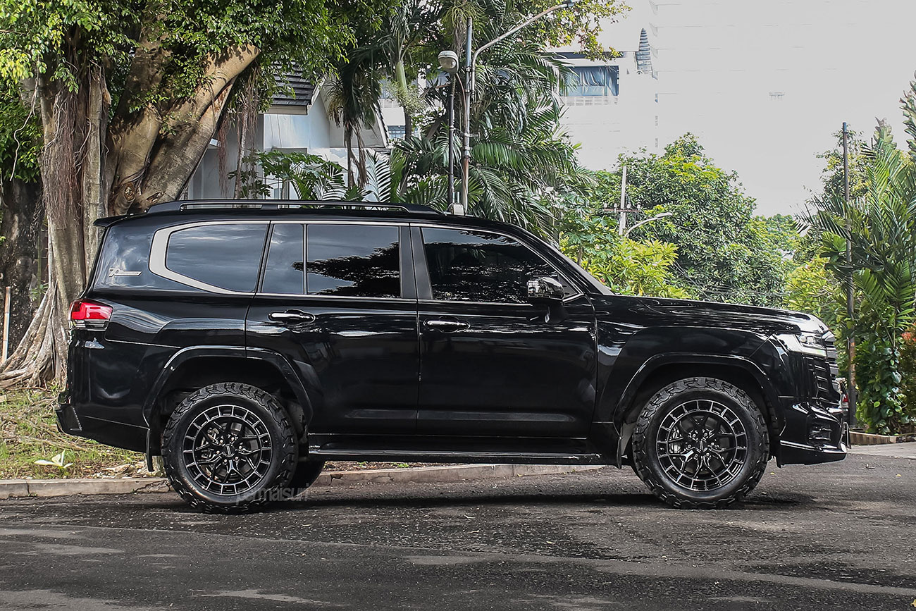 Vossen HFX-1 with Toyota Land Cruiser J300