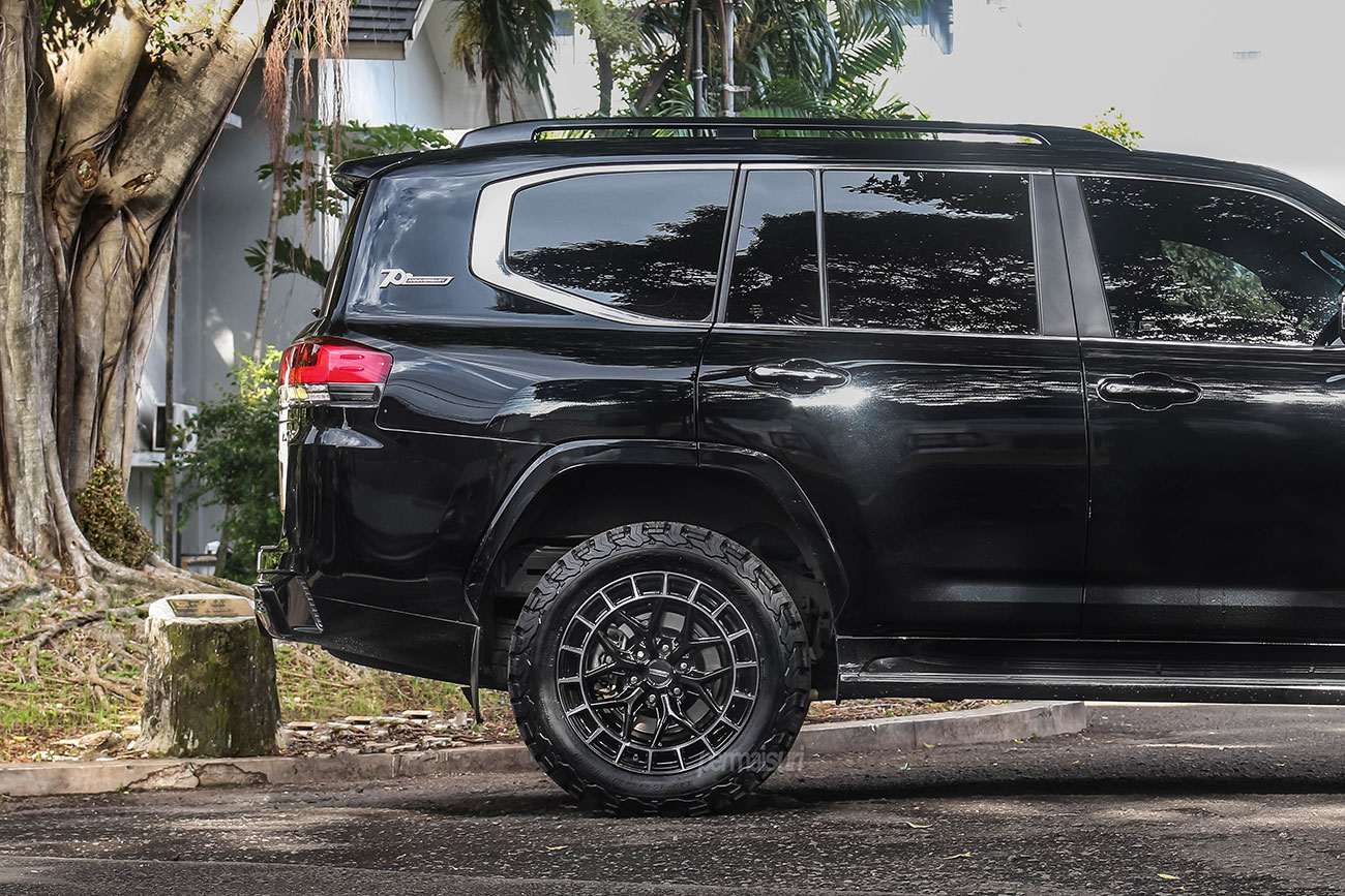 Vossen HFX-1 with Toyota Land Cruiser J300