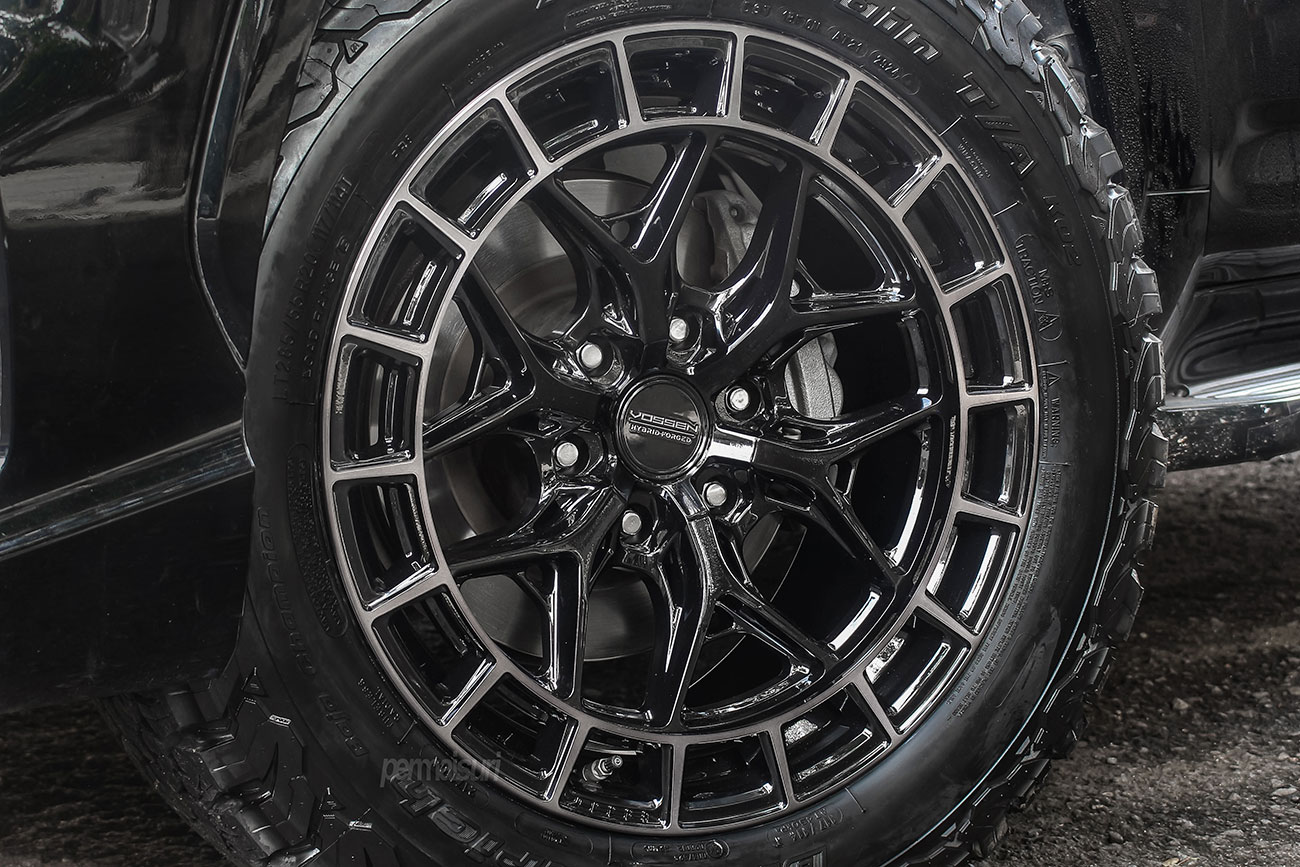 Vossen HFX-1 with Toyota Land Cruiser J300