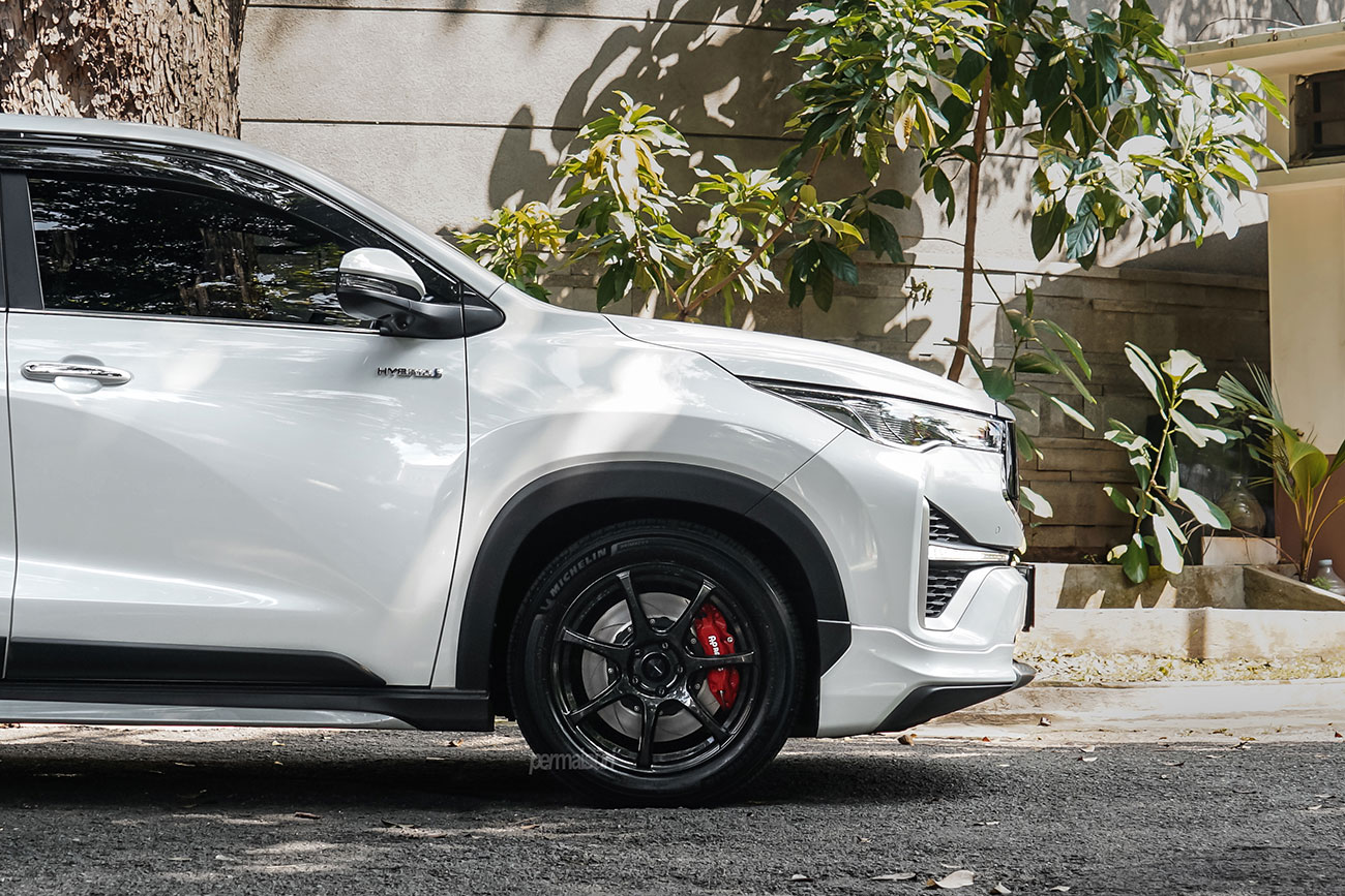 WedsSport SA-75R with Toyota Innova Zenix