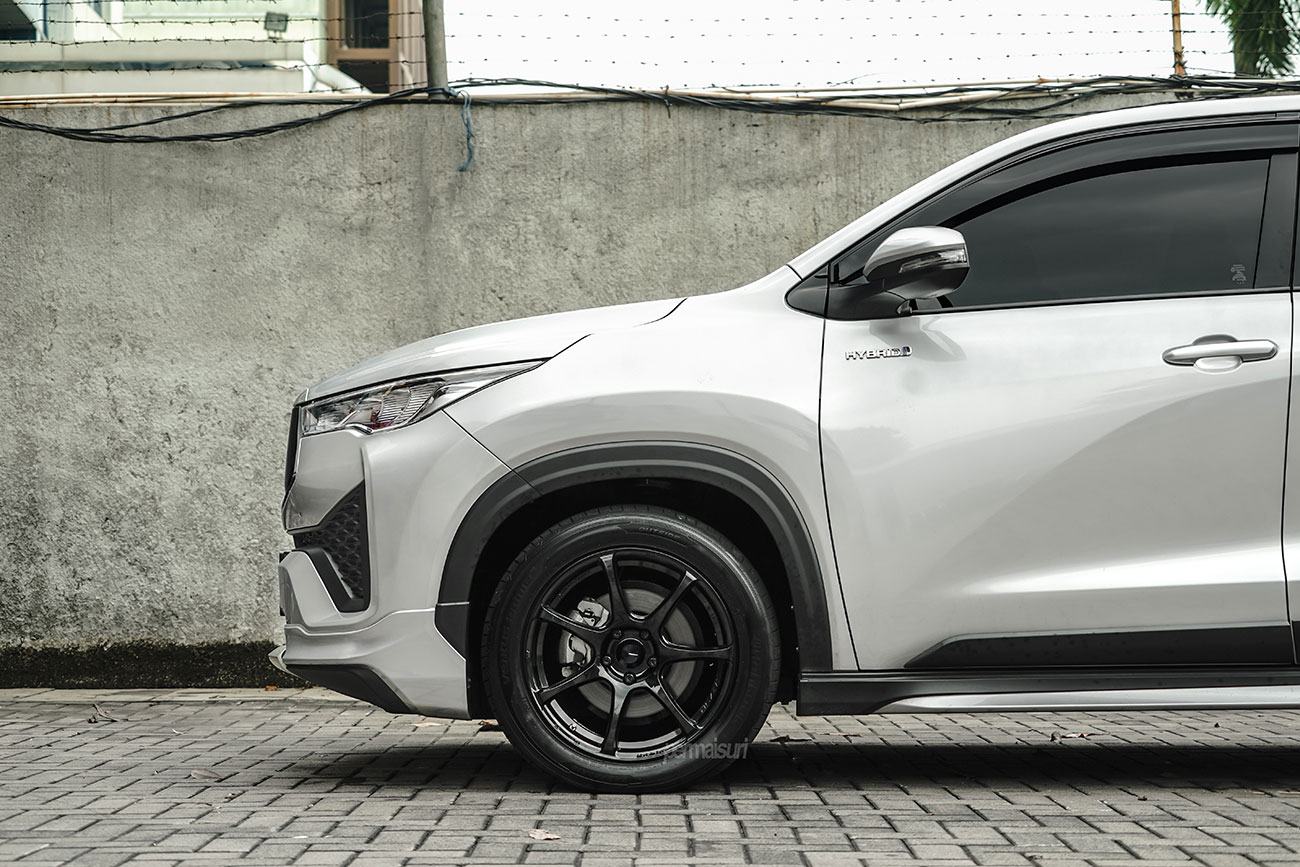 WedsSport SA-75R with Toyota Innova Zenix