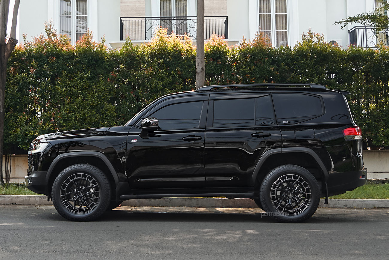 Vossen HFX-1 with Toyota Land Cruiser J300