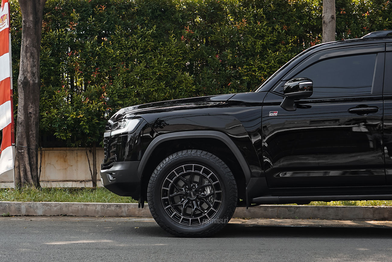 Vossen HFX-1 with Toyota Land Cruiser J300