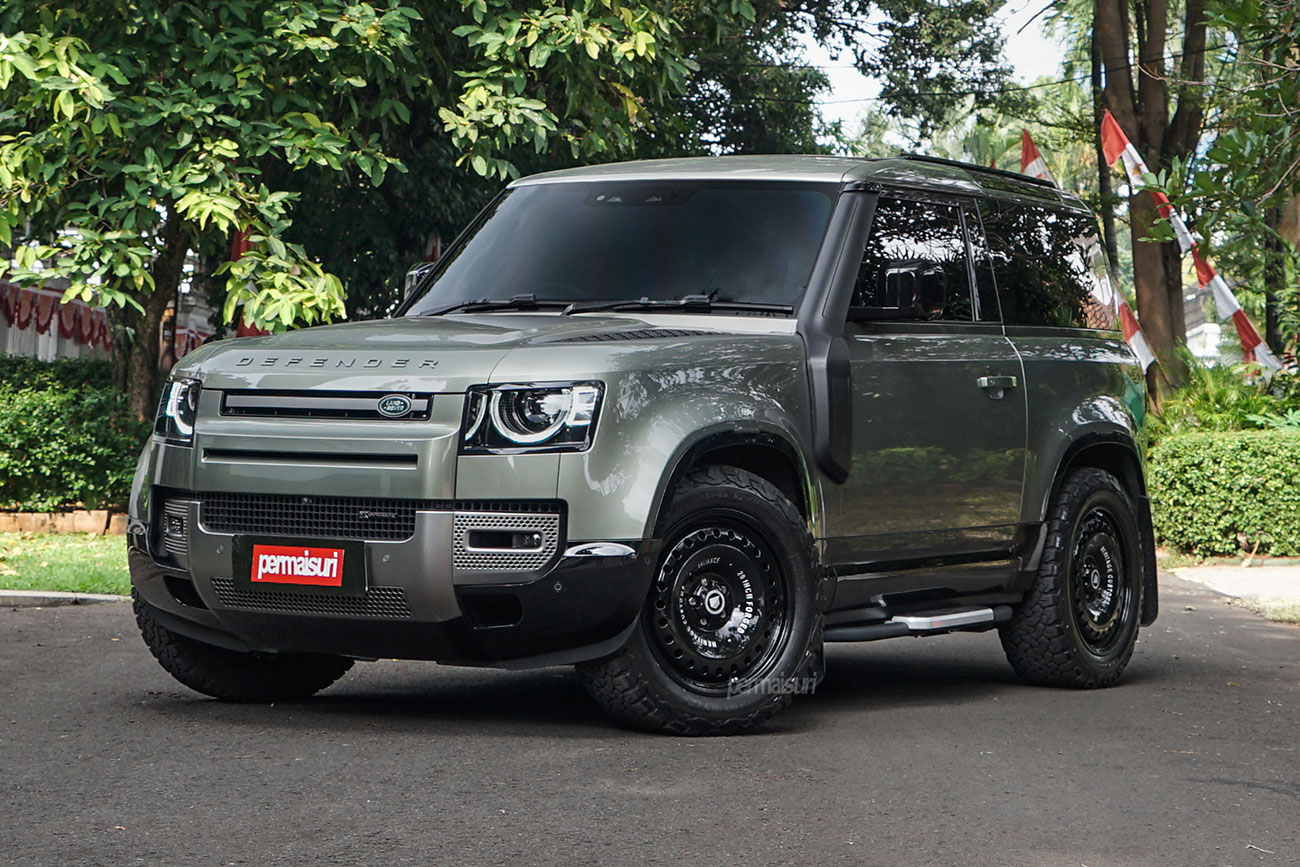 Heritage Rock Dust with Land Rover Defender L663