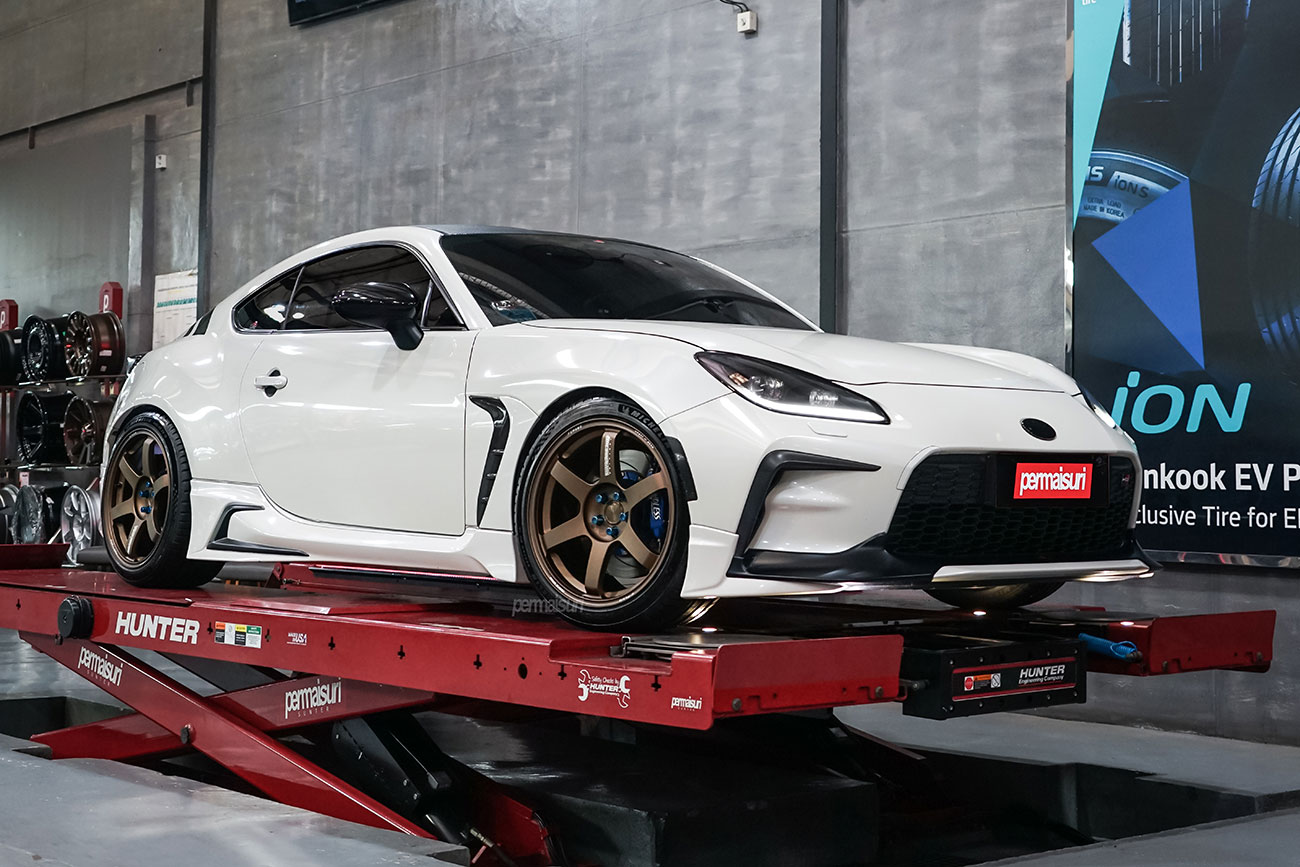 Rays Volk Racing TE37 Saga S-Plus with Toyota GR 86