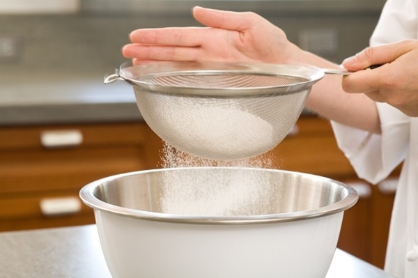 Bạn rây bột mỳ cho thật mịn.jpg