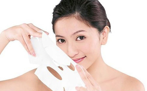 Đắp mặt nạ dưỡng ẩm.jpg