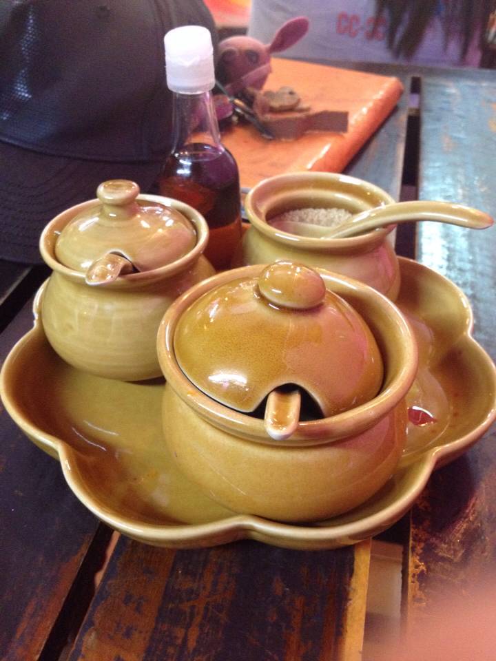เครื่องปรุงสะอาด ที่ ร้านอาหาร ก๋วยเตี๋ยวแซ่บใส่ไข่