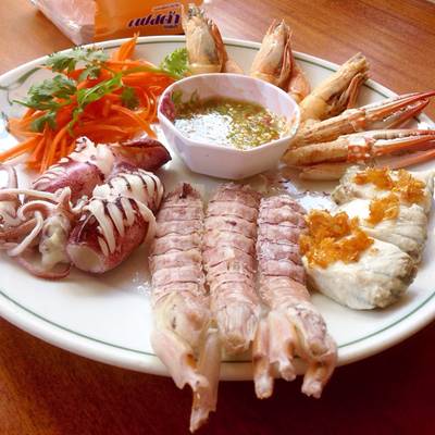 ลวกจิ้มทะเล ที่ ร้านอาหาร บ้านก๋วยเตี๋ยวซีฟู๊ด by ป้าทิ้ง