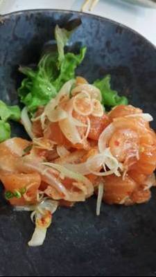 ยำปลาแซลมอน ที่ ร้านอาหาร Neta Sushi