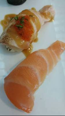 แซลมอนซูชิ & อาบุริ ที่ ร้านอาหาร Neta Sushi