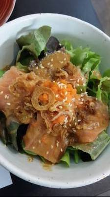 สลัดปลาแซลมอนสไปร์ซี่ ที่ ร้านอาหาร Neta Sushi