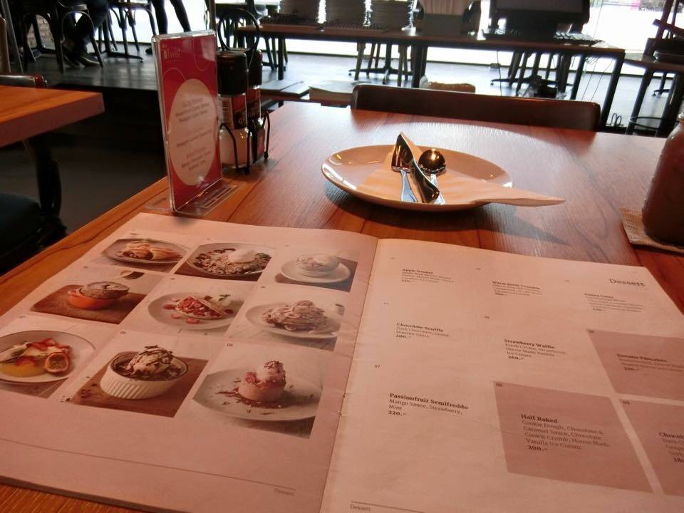 เมนู. เป็นแบบเหมือนหนังสือพิมพ์ ร้าน Roast Coffee & Eatery ซีนสเปซ ทอง