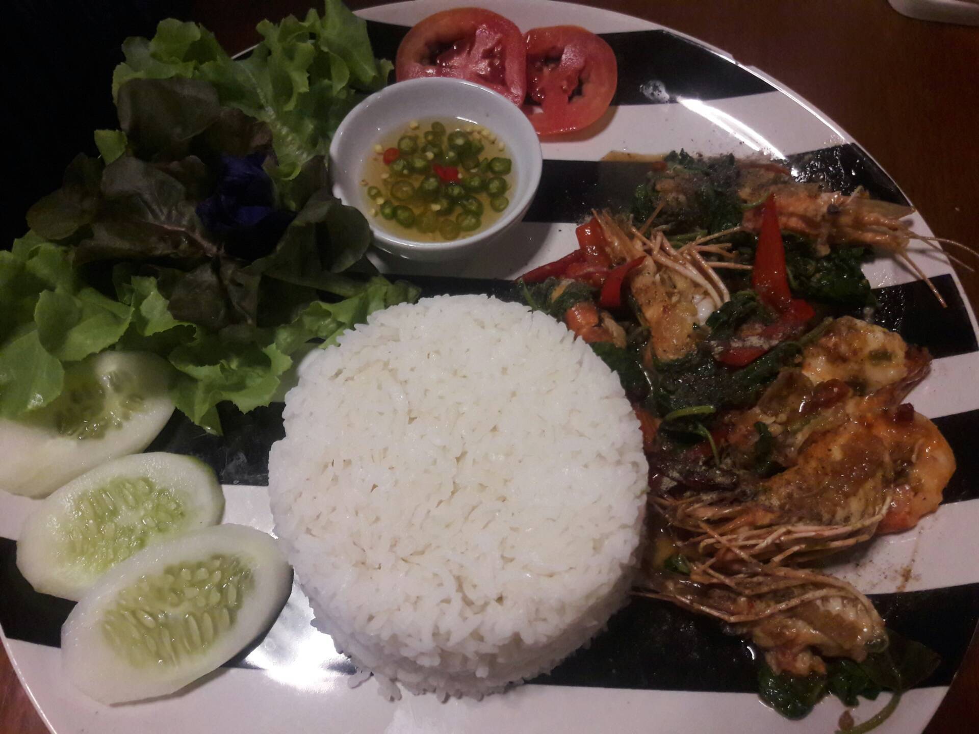 ข้าวกุ้งแม่น้ำผัดพริกไทยดำ ที่ ร้านอาหาร ครัวชาติสมบูรณ์