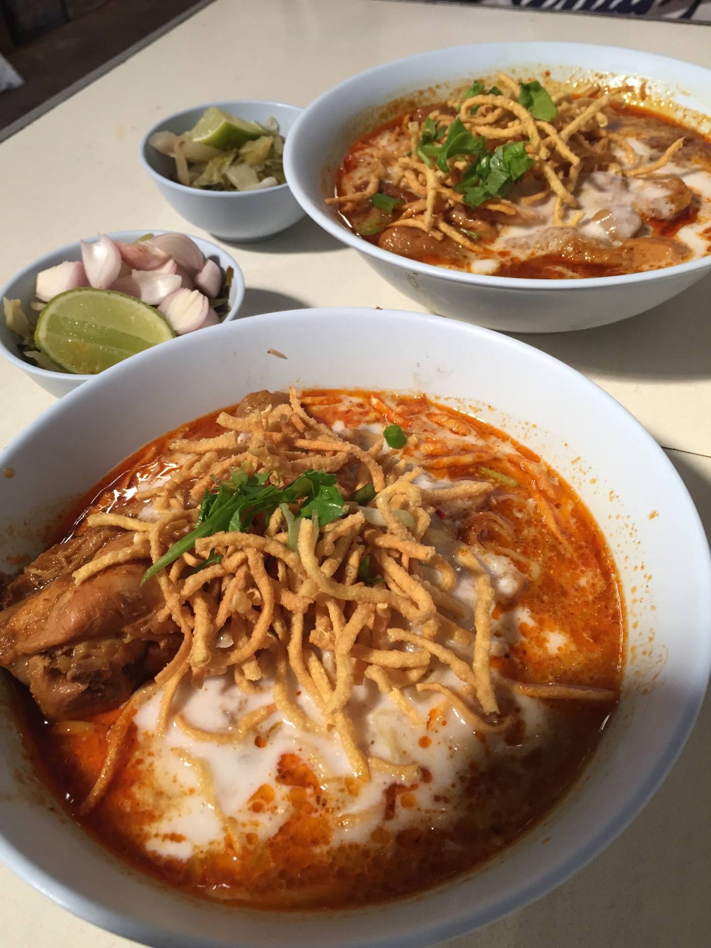 ข้าวซอยไก่+เนื้อ ในชามเดียวกัน • เนื้อที่ใช้เป็นเหมือนเนื้อตุ๋น เด้งนุ่มอร่อยมากๆ แบบรวมราคาแค่40เอง ที่ ร้านอาหาร ข้าวซอยป้าบุญ