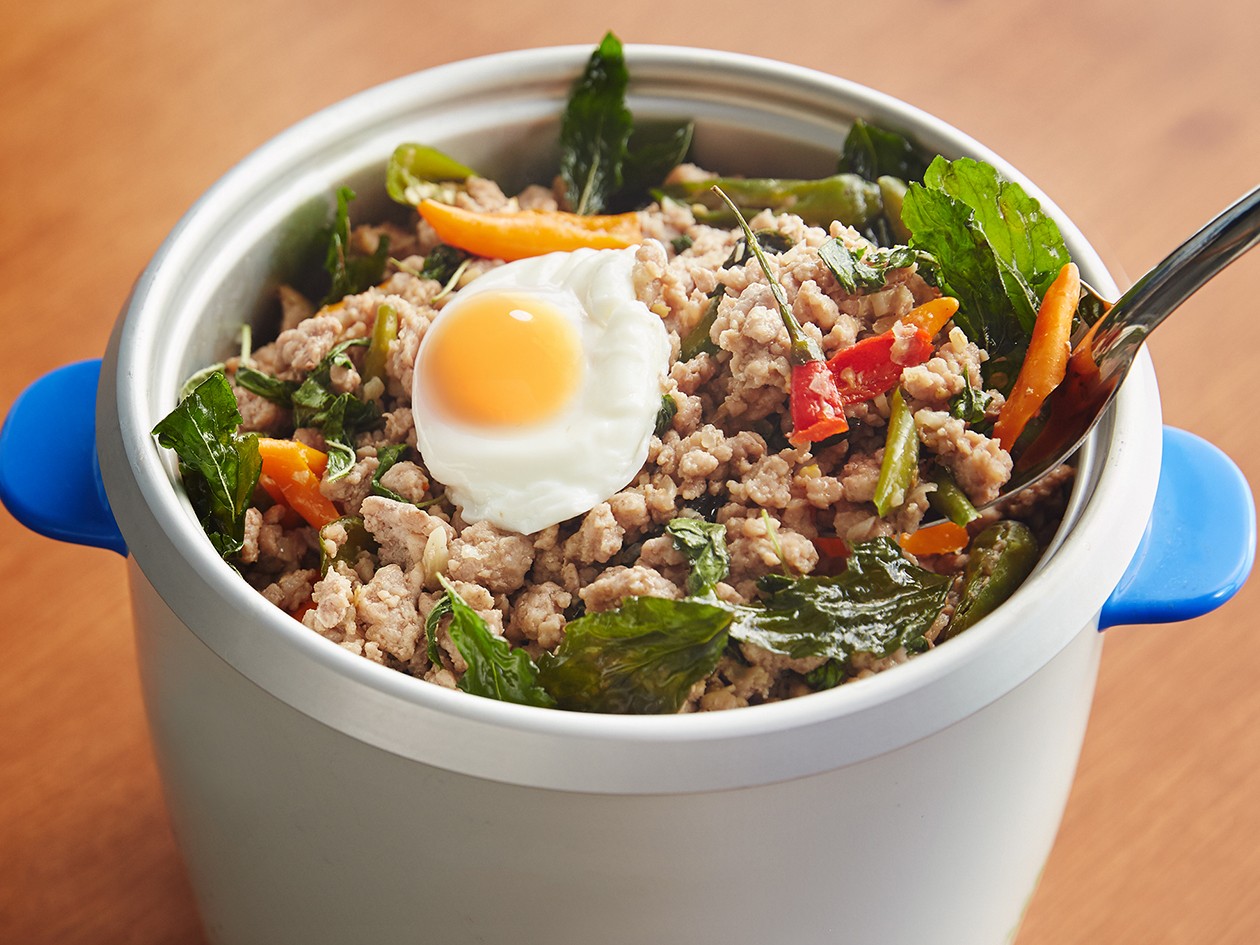 กะเพราหมูสับราดข้าว