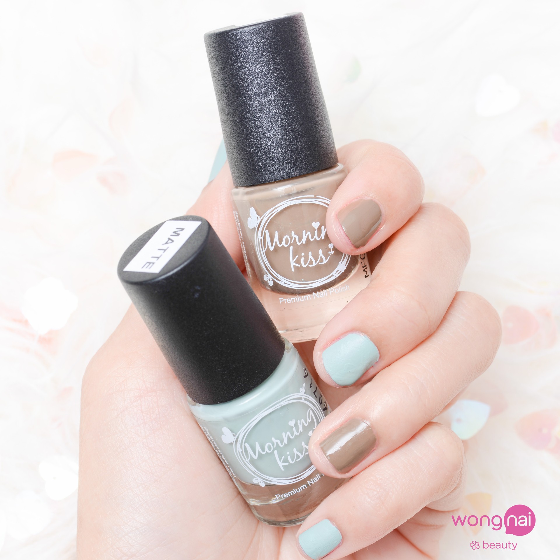 โทนสีหมนเขียวและน้ำตาลกาแฟ