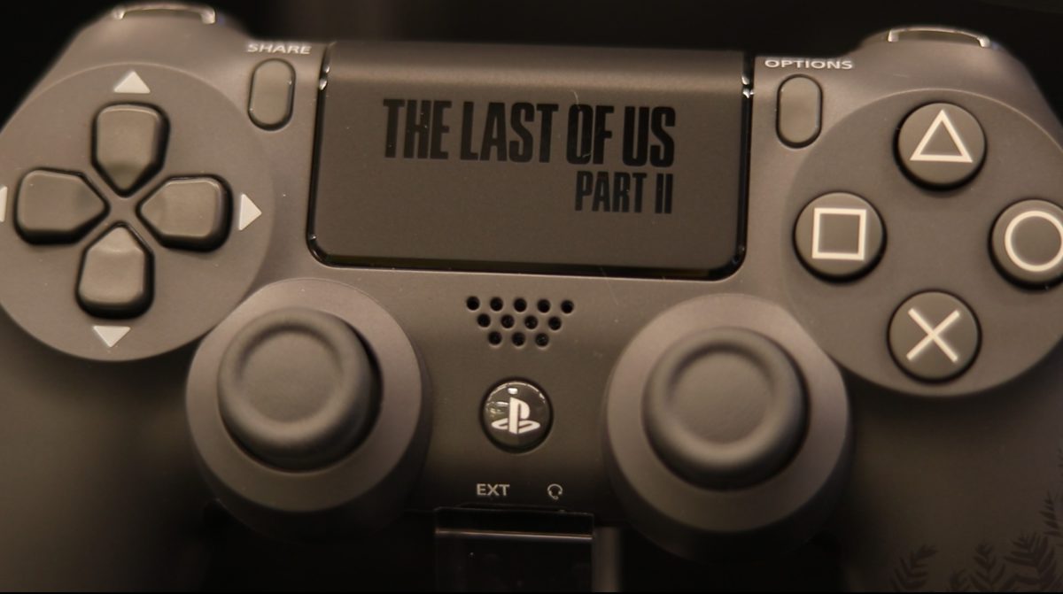 The Last of Us Part II 特別版手制上的LOGO 。