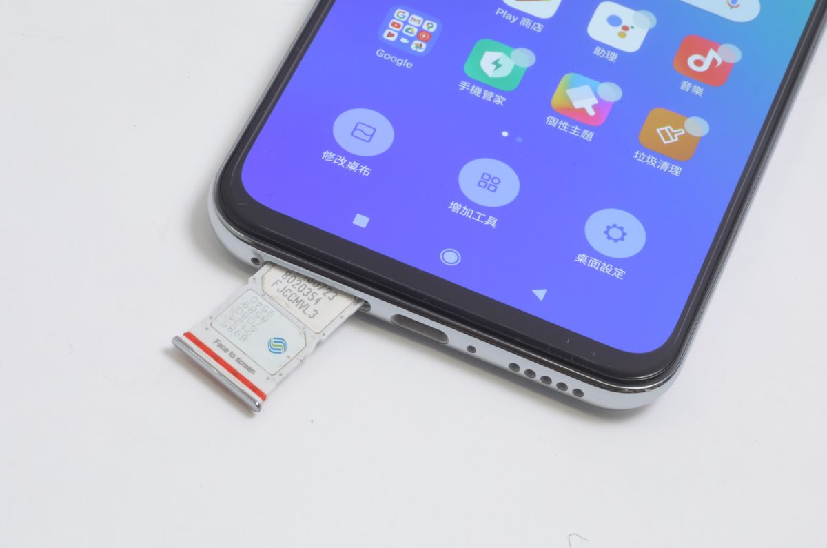 雙卡卡托,但目前只支援單卡 5G,使用雙卡時為 4G 雙卡雙待。