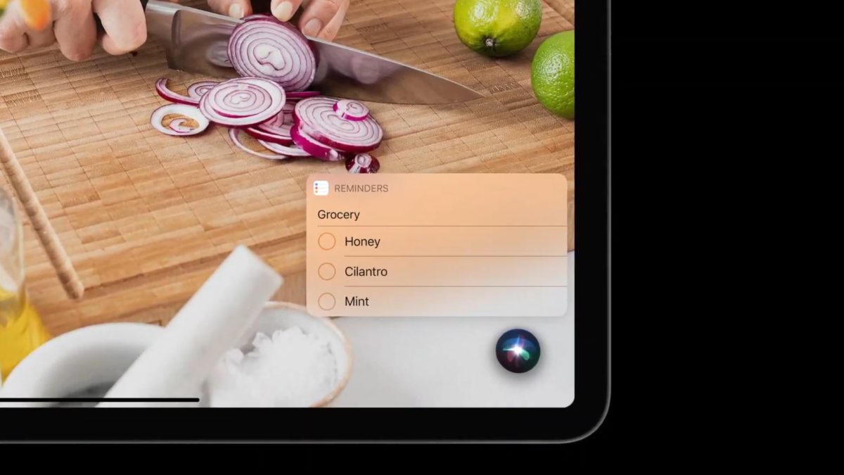 Siri 縮小在畫面右下角候命。