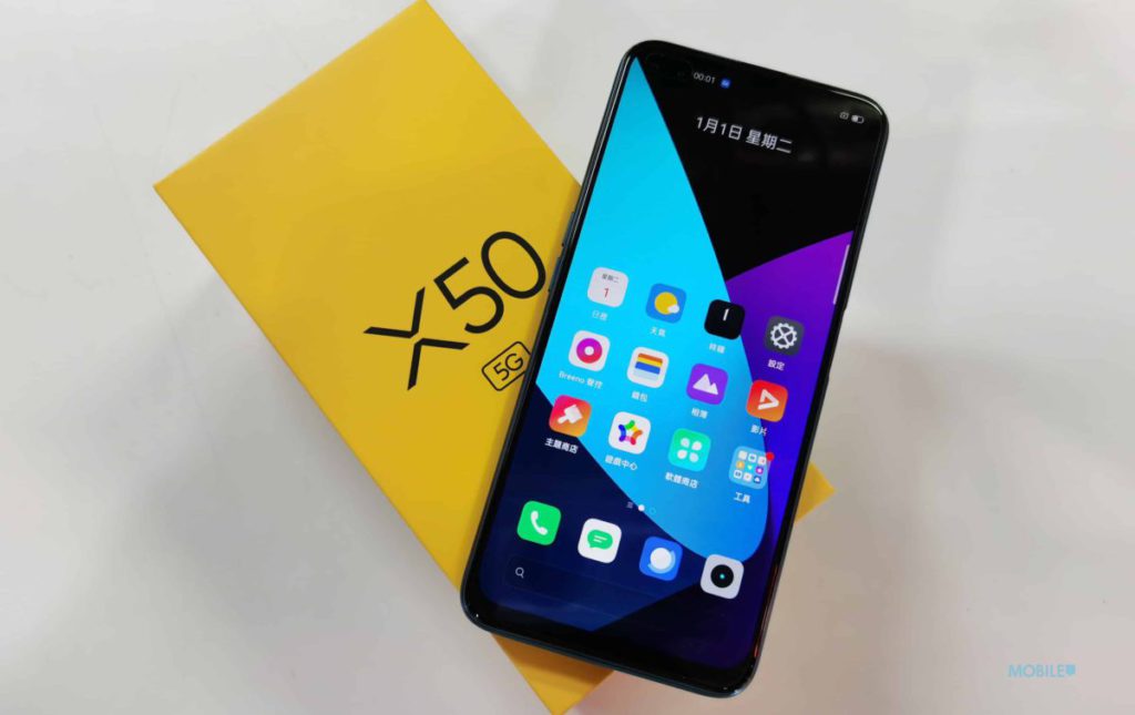 Realme X50 分別有銀白及海藍兩色