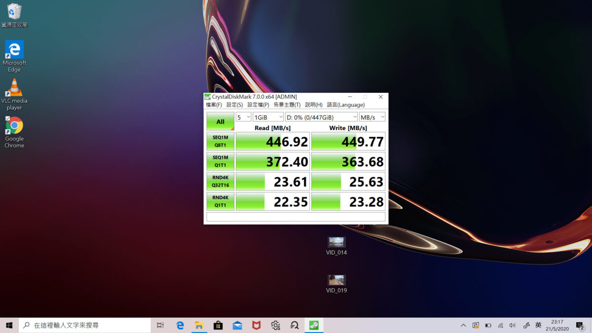 使用兩台 SATA SSD 組 成 RAID 0 陣列,以 CrystalDiskMark 7.0.0測試速度,持續讀取及寫入均有接 近450MB/s。
