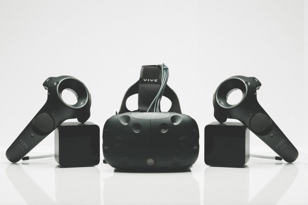 VR 愈來愈流行,只要戴上 VR 硬件即可將虛擬世界放到眼前,配合 5G 流動網絡甚至可融入日常生活及行業當中。